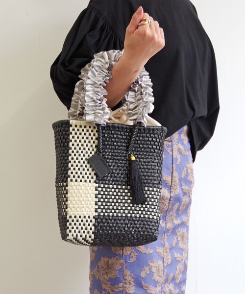WOVEN(ウーヴン)の「WOVEN (ウーヴン) / メキシコ製 メルカドバッグ × フリルハンドルカバー(かごバッグ・レディース・ブラック系1/ブラック系/ブルー系その他/シルバー系その他/ブラック系その他/ブラック系その他3/ブラック系2/シルバー/シルバー系その他2/ブラック系その他2/ブルー系その他2/ブルー系その他3・FREE)」の3枚目の写真