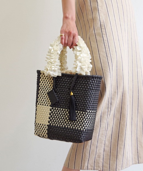 WOVEN(ウーヴン)の「WOVEN (ウーヴン) / メキシコ製 メルカドバッグ × フリルハンドルカバー(かごバッグ・レディース・ブラック系1/ブラック系/ブルー系その他/シルバー系その他/ブラック系その他/ブラック系その他3/ブラック系2/シルバー/シルバー系その他2/ブラック系その他2/ブルー系その他2/ブルー系その他3・FREE)」の4枚目の写真
