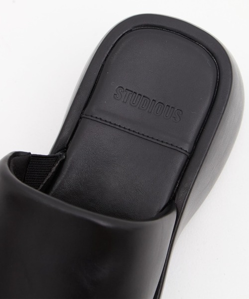 STUDIOUS（ステュディオス）の「【STUDIOUS/ステュディオス】Soft Leather Padded Sandals/ソフトレザー パデッドサンダル（サンダル・レディース・ブラック・1/2）」の6枚目の写真