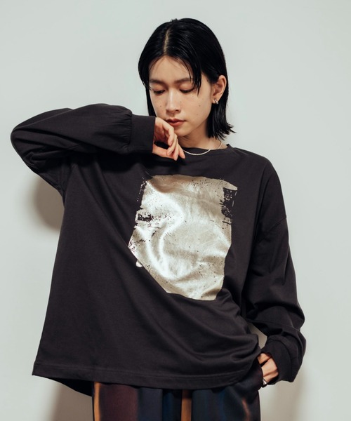 Shelly island(シェリーアイランド)の「箔プリントオーバーロンT(Tシャツ/カットソー・レディース・ホワイト/ブラウン/チャコールグレー・FREE)」の4枚目の写真