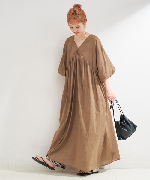 専用ページ　クリーム色 Vネック マキシ丈ワンピース リラクシーStyle。Vネックマキシ丈ワンピース[品番：WZ000004129