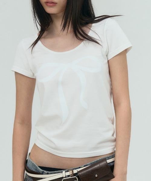 PLACE STUDIO(プレイススタジオ)の「A'GEM/9 × .kom 『PLACE STUDIO/プレイススタジオ』 Pure Glitter Ribbon Graphic Short Sleeve U-Neck Short Sleeve T-shirt/U ネック 半袖Tシャツ(Tシャツ/カットソー・レディース・ブラック/グレー/アイボリー・FREE)」の1枚目の写真