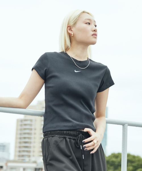 NIKE(ナイキ)の「ナイキ スポーツウェア ウィメンズ タイト リブ ショートスリーブ Tシャツ / Nike Sportswear Women's Tight Ribbed Short-Sleeve T-Shirt HV4995-010 Black(Tシャツ/カットソー・レディース・ブラック・M/L/XS/XL/S)」の4枚目の写真