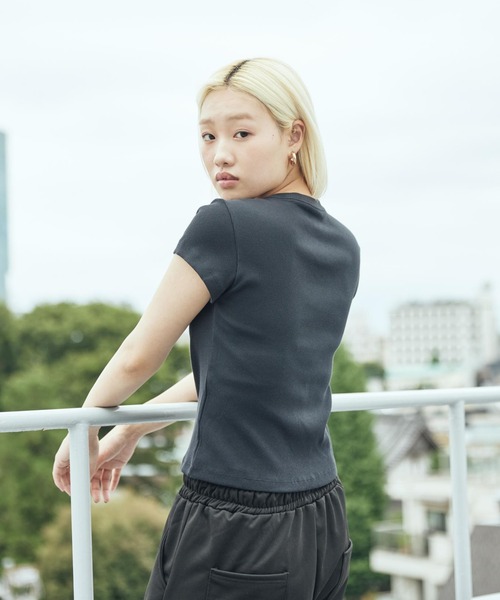 NIKE(ナイキ)の「ナイキ スポーツウェア ウィメンズ タイト リブ ショートスリーブ Tシャツ / Nike Sportswear Women's Tight Ribbed Short-Sleeve T-Shirt HV4995-010 Black(Tシャツ/カットソー・レディース・ブラック・M/L/XS/XL/S)」の5枚目の写真