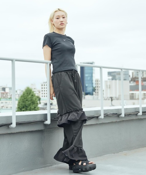 NIKE(ナイキ)の「ナイキ スポーツウェア ウィメンズ タイト リブ ショートスリーブ Tシャツ / Nike Sportswear Women's Tight Ribbed Short-Sleeve T-Shirt HV4995-010 Black(Tシャツ/カットソー・レディース・ブラック・M/L/XS/XL/S)」の7枚目の写真