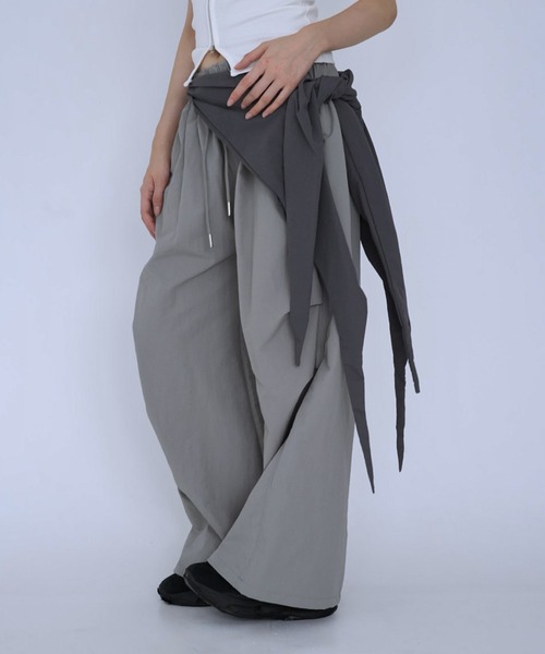 Uenui(ウニュイ)の「ultra wide drawstring pants(その他パンツ・レディース・グレー/ブラック・FREE)」の2枚目の写真