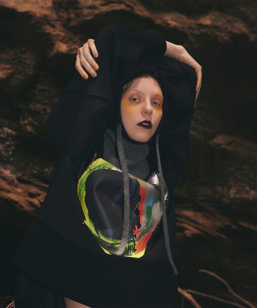 OMMO(オーエムエムオー)の「CIRCLE PAINT SWEAT TOP(スウェット・レディース・ブラック/カーキ/グレー・F)」の1枚目の写真