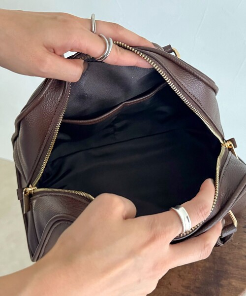 fredy emue（フレディエミュ）の「台形ファスナーボストンバッグ（ショルダーバッグ・レディース・ブラック/カーキ/ブラウン/グリーン・FREE）」の6枚目の写真