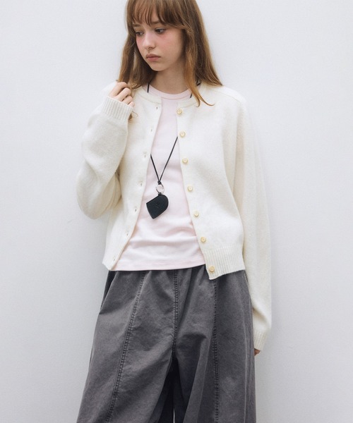 ELOOPS(イーループス)の「【ELOOPS】ウール クルーネック ベーシックカーディガン(カーディガン/ボレロ・レディース・アイボリー/サックスブルー/レッド/ベージュ/ブラウン/グレー・FREE)」の2枚目の写真