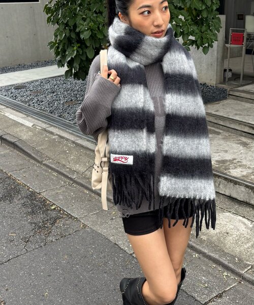 WHO'S WHO gallery（フーズフーギャラリー）の「SLOPPYボーダーマフラー（マフラー・レディース・ブラック/グリーン/ベージュ・FREE）」の4枚目の写真