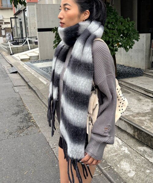 WHO'S WHO gallery（フーズフーギャラリー）の「SLOPPYボーダーマフラー（マフラー・レディース・ブラック/グリーン/ベージュ・FREE）」の5枚目の写真