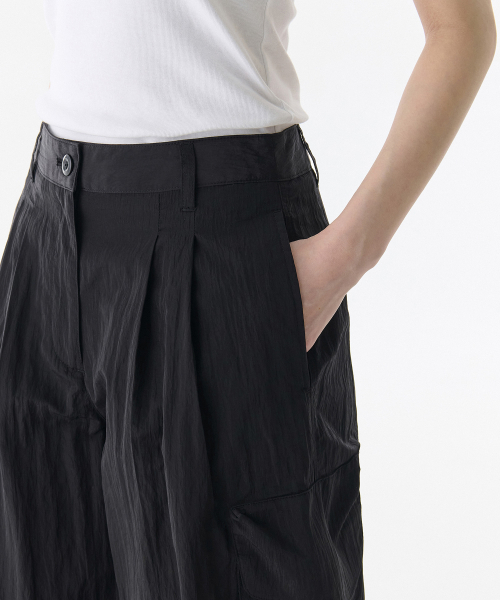 MUSINSA STANDARD WOMAN（ムシンサスタンダードウーマン）の「ウィメンズブライトナイロンツーピンタックワイドカーゴパンツ[ブラック]（その他パンツ・レディース・その他・28/29/30/24/25/26/27）」の4枚目の写真