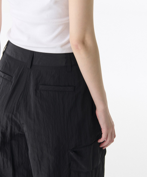 MUSINSA STANDARD WOMAN（ムシンサスタンダードウーマン）の「ウィメンズブライトナイロンツーピンタックワイドカーゴパンツ[ブラック]（その他パンツ・レディース・その他・28/29/30/24/25/26/27）」の5枚目の写真