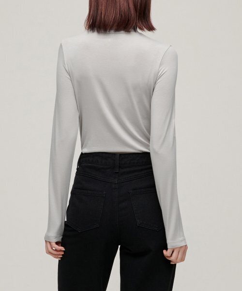 MUSINSA STANDARD WOMAN（ムシンサスタンダードウーマン）の「ウィメンズテンセルスリムタートルネックTシャツ[ライトグレー]（Tシャツ/カットソー・レディース・その他・SMALL/MEDIUM/LARGE/X-LARGE/X-SMALL）」の3枚目の写真