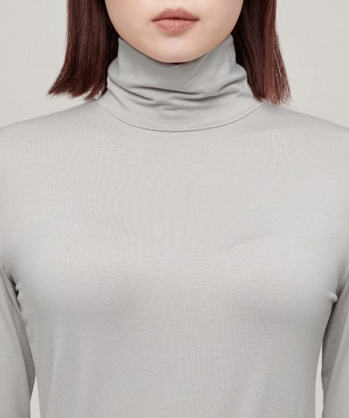 MUSINSA STANDARD WOMAN（ムシンサスタンダードウーマン）の「ウィメンズテンセルスリムタートルネックTシャツ[ライトグレー]（Tシャツ/カットソー・レディース・その他・SMALL/MEDIUM/LARGE/X-LARGE/X-SMALL）」の4枚目の写真