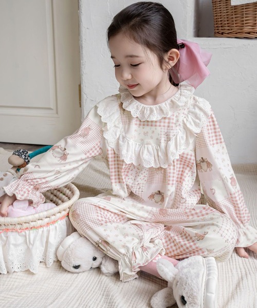 DAY CLOSET（デイ クローゼット）の「【セットアップ/ストレッチ有/ビーチスキン仕立て/裾・袖ゴム入り】長袖ダブルフリル襟ルームウェア 上下2点セット キッズ（ルームウェア/パジャマ・キッズ・オレンジ系その他/ホワイト系その他2/ホワイト系その他/レッド系その他・110cm/120cm/130cm/140cm）」の3枚目の写真