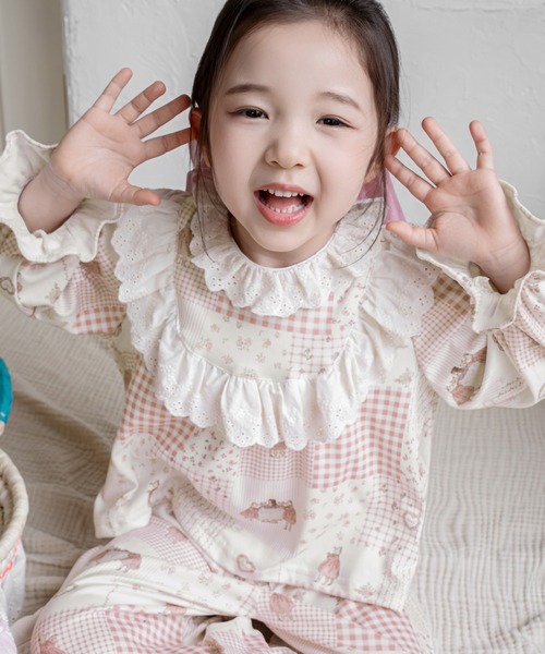 DAY CLOSET（デイ クローゼット）の「【セットアップ/ストレッチ有/ビーチスキン仕立て/裾・袖ゴム入り】長袖ダブルフリル襟ルームウェア 上下2点セット キッズ（ルームウェア/パジャマ・キッズ・オレンジ系その他/ホワイト系その他2/ホワイト系その他/レッド系その他・110cm/120cm/130cm/140cm）」の8枚目の写真