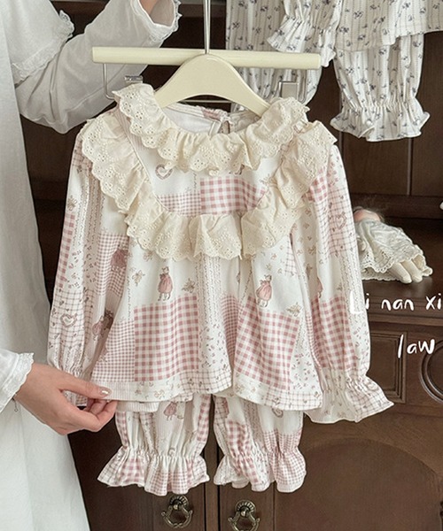 DAY CLOSET（デイ クローゼット）の「【セットアップ/ストレッチ有/ビーチスキン仕立て/裾・袖ゴム入り】長袖ダブルフリル襟ルームウェア 上下2点セット キッズ（ルームウェア/パジャマ・キッズ・オレンジ系その他/ホワイト系その他2/ホワイト系その他/レッド系その他・110cm/120cm/130cm/140cm）」の9枚目の写真