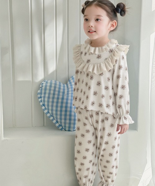 DAY CLOSET（デイ クローゼット）の「【セットアップ/ストレッチ有/ビーチスキン仕立て/裾・袖ゴム入り】長袖ダブルフリル襟ルームウェア 上下2点セット キッズ（ルームウェア/パジャマ・キッズ・オレンジ系その他/ホワイト系その他2/ホワイト系その他/レッド系その他・110cm/120cm/130cm/140cm）」の5枚目の写真