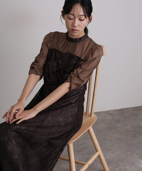 atlo（アトロ）の「結婚式 二次会 パーティー ドレス ロング と 袖あり フラワー レース ノットデザイン オーガンジー クルーネック お呼ばれ フォーマル オケージョン 同窓会 成人式 （ドレス・レディース・ブラウン/グレー/イエロー/チャコール/ブラック・M/S/L）」の12枚目の写真