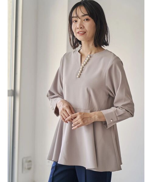 TONAL（トーナル）の「パールキーネックペプラムブラウス（シャツ/ブラウス・レディース・ブラック/グレー/オフホワイト・MEDIUM）」の3枚目の写真