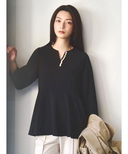 TONAL（トーナル）の「パールキーネックペプラムブラウス（シャツ/ブラウス・レディース・ブラック/グレー/オフホワイト・MEDIUM）」の4枚目の写真