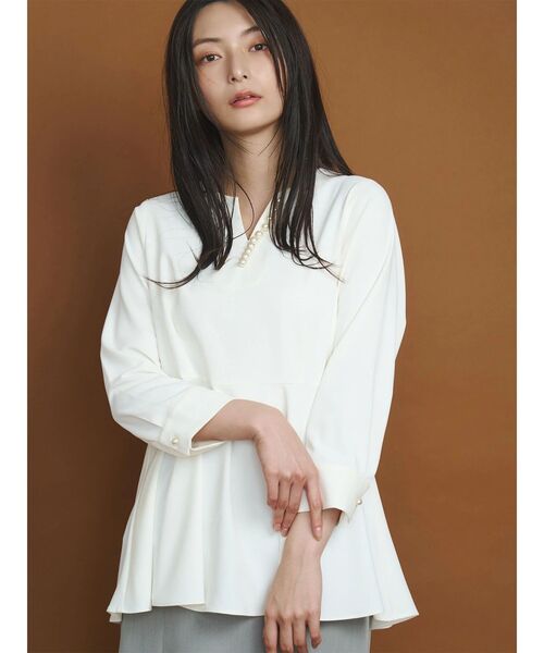 TONAL（トーナル）の「パールキーネックペプラムブラウス（シャツ/ブラウス・レディース・ブラック/グレー/オフホワイト・MEDIUM）」の5枚目の写真