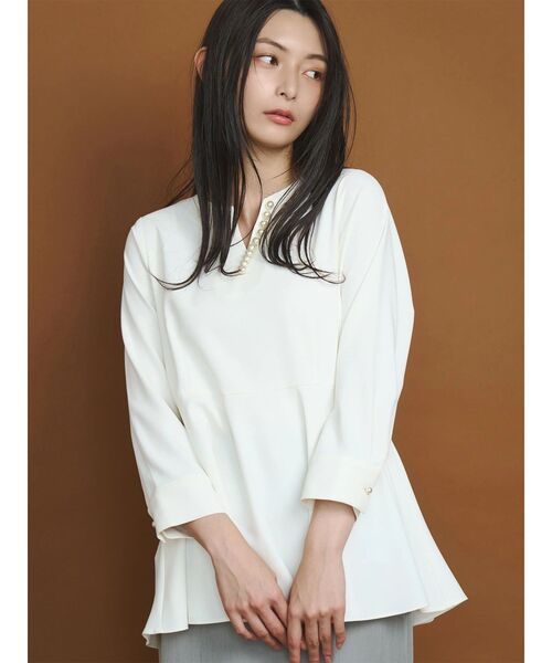 TONAL（トーナル）の「パールキーネックペプラムブラウス（シャツ/ブラウス・レディース・ブラック/グレー/オフホワイト・MEDIUM）」の6枚目の写真