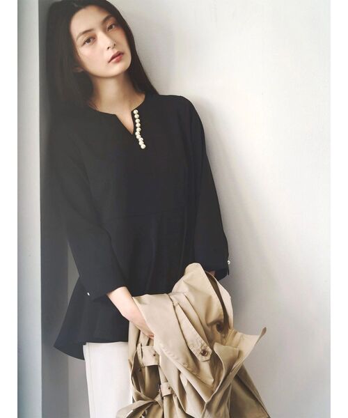 TONAL（トーナル）の「パールキーネックペプラムブラウス（シャツ/ブラウス・レディース・ブラック/グレー/オフホワイト・MEDIUM）」の7枚目の写真