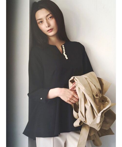 TONAL（トーナル）の「パールキーネックペプラムブラウス（シャツ/ブラウス・レディース・ブラック/グレー/オフホワイト・MEDIUM）」の8枚目の写真