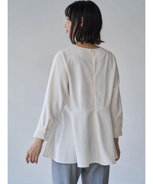 TONAL（トーナル）の「パールキーネックペプラムブラウス（シャツ/ブラウス・レディース・ブラック/グレー/オフホワイト・MEDIUM）」の18枚目の写真