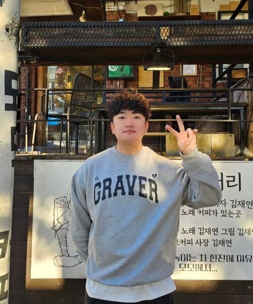 GRAVER（グレーバー）の「[UNISEX]OF GRAVER アーチロゴ スウェット_グレー（スウェット・レディース・ブラック・MEDIUM/LARGE/X-LARGE）」の4枚目の写真