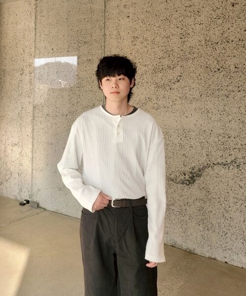 JUAN HOMME（ジュアンオム）の「ヘンリーネックロングスリーブTシャツ（ホワイト）（Tシャツ/カットソー・メンズ・ホワイト・SMALL/MEDIUM/LARGE）」の2枚目の写真