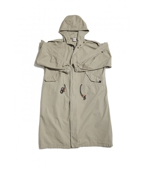 APOSTROPHE COMMA(アポストロフィコンマ)の「ACOMMA フィッシュテールフードパーカー (ライトカーキ)(ミリタリージャケット・メンズ・オリーブ・FREE)」の2枚目の写真
