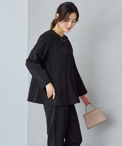 Viola e Viola(ヴィオラエヴィオラ)の「【洗える/イージーケア/ストレッチ】Aラインセレモニーセットアップ《カットツイル素材》(スーツパンツ・レディース・ブラック/グレイッシュベージュ/ネイビー・M/L/LL/3L/4L/5L)」の2枚目の写真