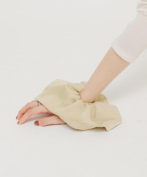 KBF（ケイビーエフ）の「サテンシュシュ(大)（ヘアゴム・レディース・ベージュ/グリーン系その他・ONE）」の2枚目の写真