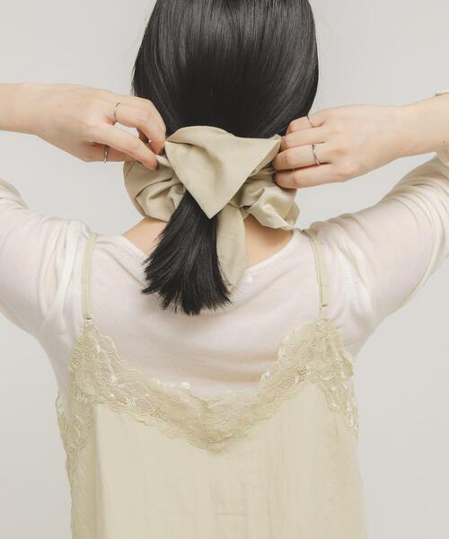 KBF（ケイビーエフ）の「サテンシュシュ(大)（ヘアゴム・レディース・ベージュ/グリーン系その他・ONE）」の14枚目の写真