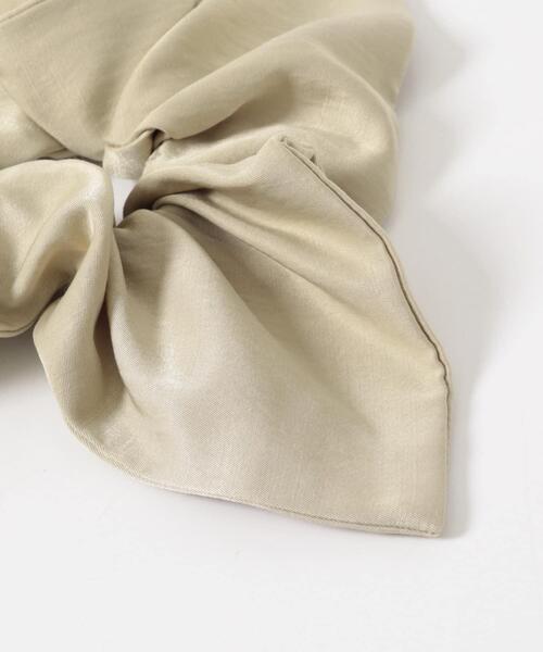 KBF（ケイビーエフ）の「サテンシュシュ(大)（ヘアゴム・レディース・ベージュ/グリーン系その他・ONE）」の3枚目の写真