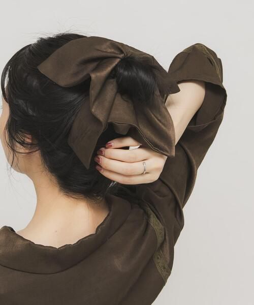 KBF（ケイビーエフ）の「サテンシュシュ(大)（ヘアゴム・レディース・ベージュ/グリーン系その他・ONE）」の5枚目の写真