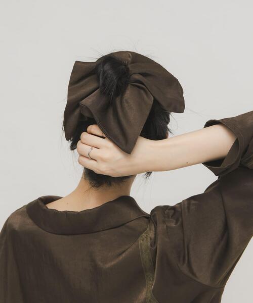 KBF（ケイビーエフ）の「サテンシュシュ(大)（ヘアゴム・レディース・ベージュ/グリーン系その他・ONE）」の6枚目の写真