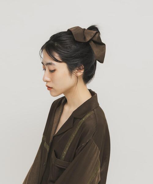 KBF（ケイビーエフ）の「サテンシュシュ(大)（ヘアゴム・レディース・ベージュ/グリーン系その他・ONE）」の9枚目の写真