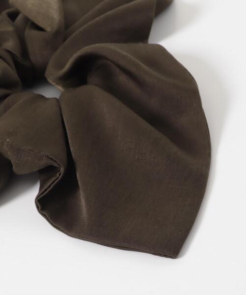 KBF（ケイビーエフ）の「サテンシュシュ(大)（ヘアゴム・レディース・ベージュ/グリーン系その他・ONE）」の12枚目の写真