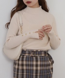 袖ボタンプチハイネックニット