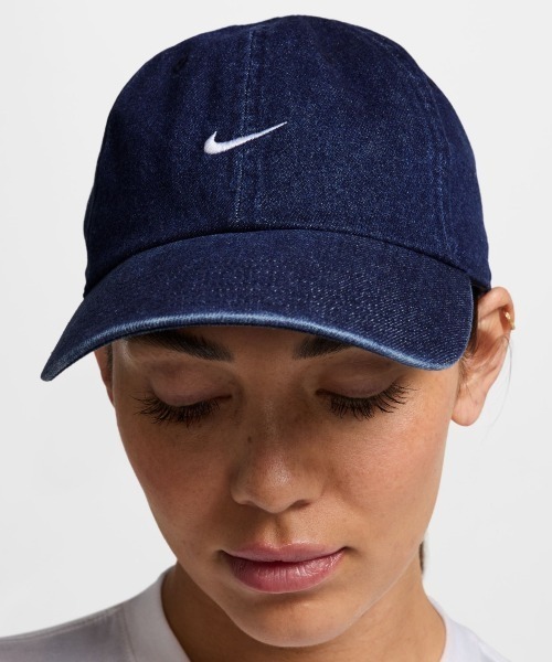 NIKE(ナイキ)の「NIKE Unstructured Denim Cap(ナイキ アンストラクチャード デニム キャップ)(キャップ・メンズ・ブルー系・MEDIUM/SMALL)」の1枚目の写真