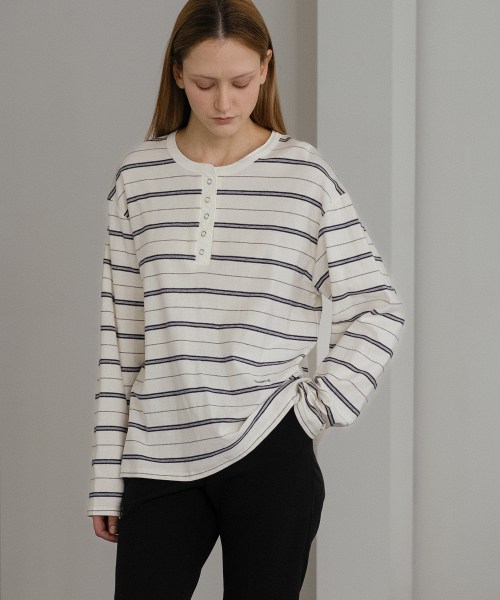 KNOWNBETTER（ノウンベター）の「Henley neck stripe longsleeve T-shirt [KNSS05TS01]_Ivory（Tシャツ/カットソー・レディース・アイボリー・FREE）」の2枚目の写真