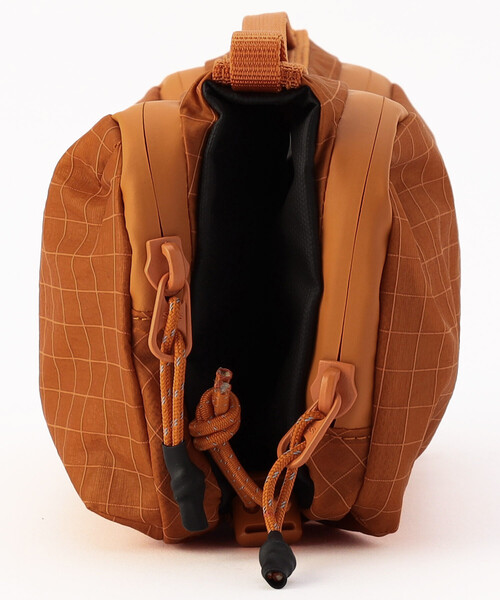 Topologie（トポロジー）の「Topologie/トポロジー Bottle Sacoche Medium ボトルサコッシュ【バッグ単体】（ショルダーバッグ・メンズ・オレンジ/レンガ/ピンク・ONE SIZE）」の21枚目の写真