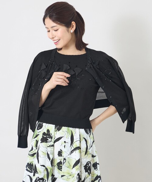 TO BE CHIC(トゥー ビー シック)の「ジュエルチューリップ刺しゅう カーディガン(カーディガン/ボレロ・レディース・オフホワイト/ブラック・40)」の1枚目の写真