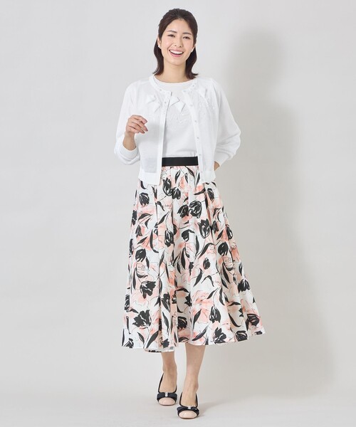 TO BE CHIC(トゥー ビー シック)の「ジュエルチューリップ刺しゅう カーディガン(カーディガン/ボレロ・レディース・オフホワイト/ブラック・40)」の3枚目の写真