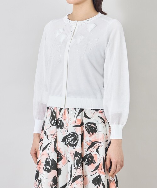 TO BE CHIC(トゥー ビー シック)の「ジュエルチューリップ刺しゅう カーディガン(カーディガン/ボレロ・レディース・オフホワイト/ブラック・40)」の6枚目の写真