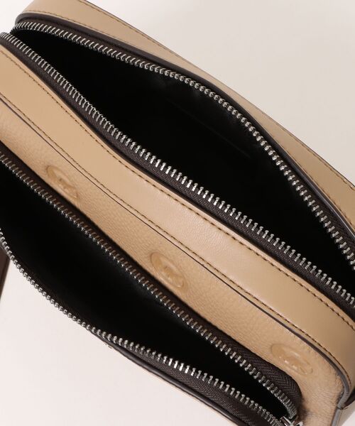 MICHAEL KORS(マイケルコース)の「EW FLIGHT BAG Crossbody(ショルダーバッグ・メンズ・キャメル・FREE)」の4枚目の写真